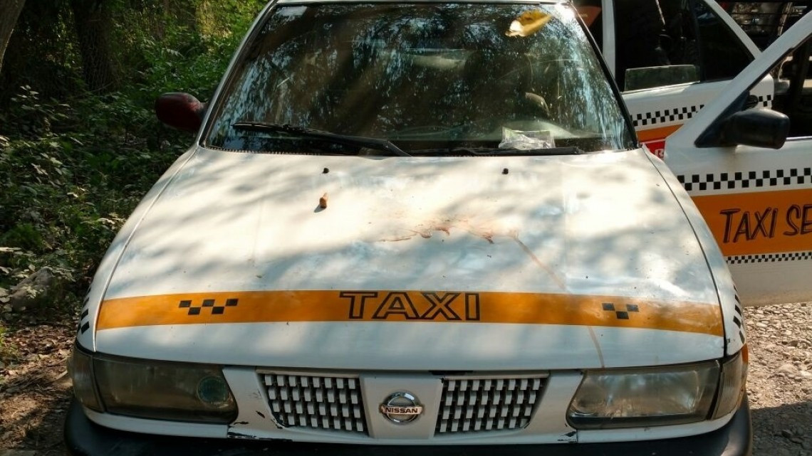 PE asegura taxi robado y arresta a los ladrones 