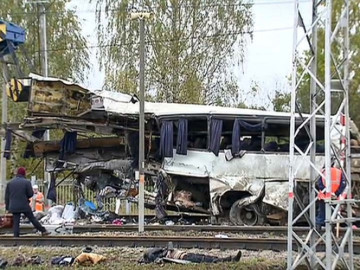 Choque entre un tren y un autobús deja al menos 19 muertos