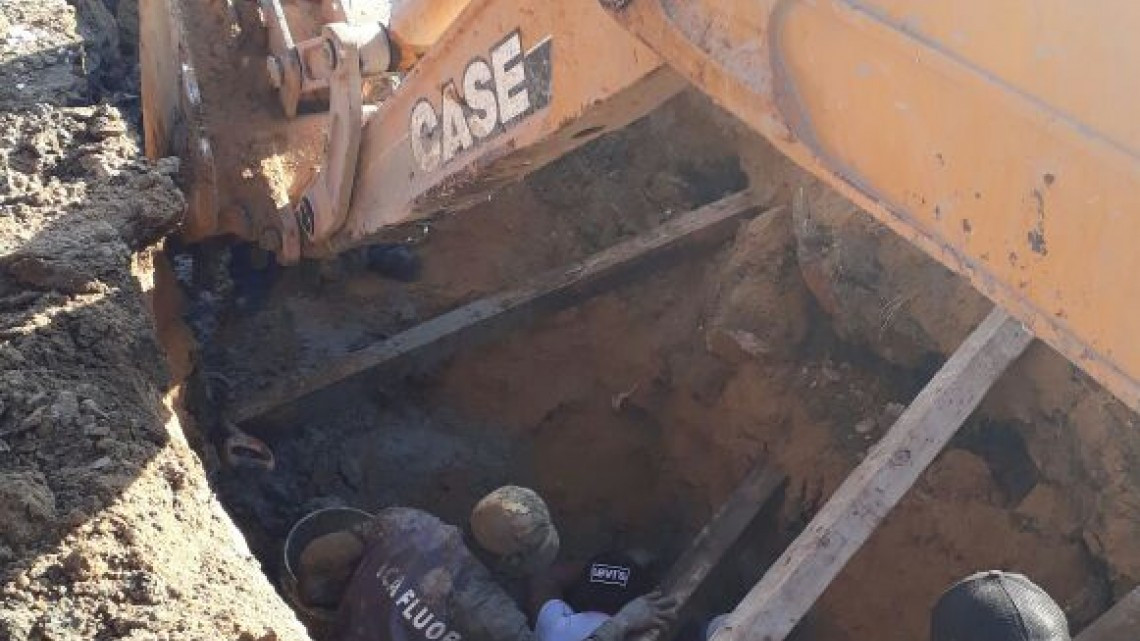 Desprendimiento de tierra sepulta a trabajador que introducía drenaje