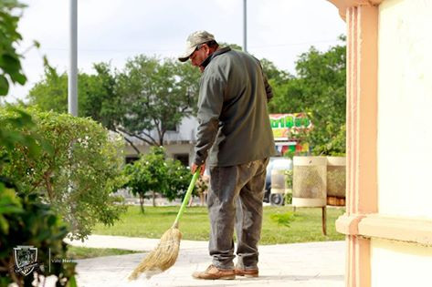 Dan mantenimiento a la Alameda "Margarita Maza de Juarez"