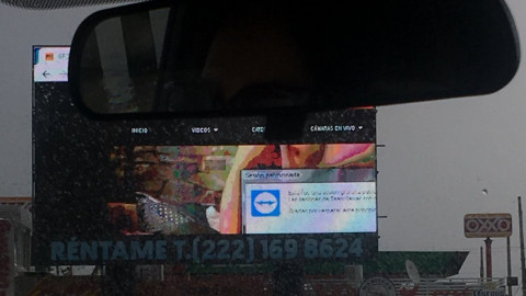 Anuncio publicitario exhibe película para adultos