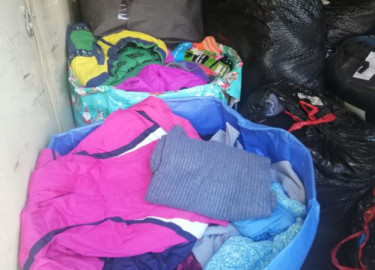Debido al frio caridades para los migrantes ahora son colchas y ropa