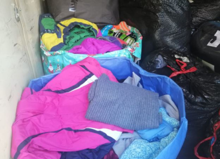 Debido al frio caridades para los migrantes ahora son colchas y ropa