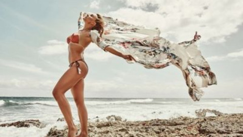 La sesión de fotos en bikini de Angelique Boyer