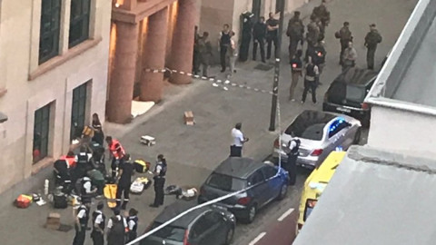 Hombre armado con un cuchillo ataca a dos soldados en Bruselas