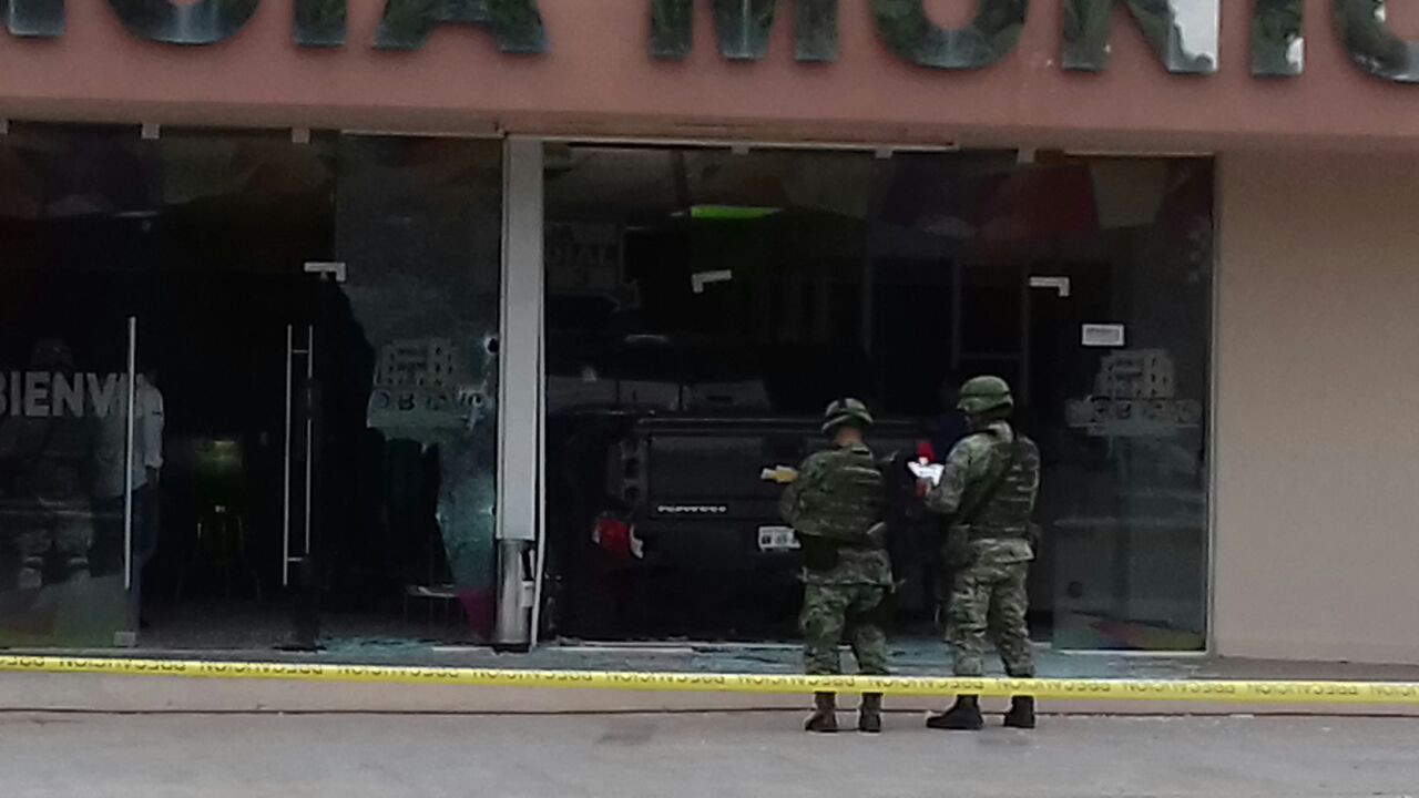 Camioneta se impacta en presidencia municipal de Rio Bravo