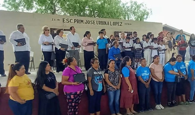 Entregan laptops a primaria donde estudió la ‘niña genio’ Paloma González