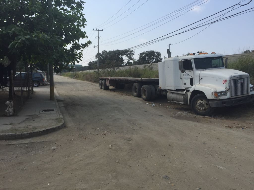 Piden regulen paso de camiones pesados en colonias y fraccionamientos