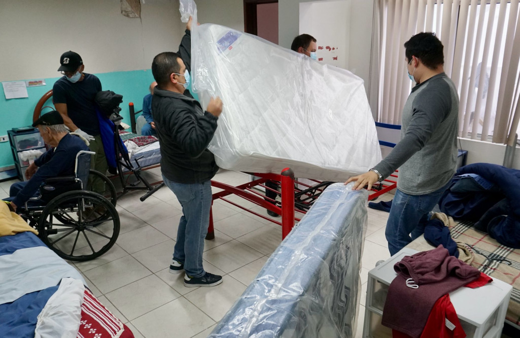 Entrega INDEX Reynosa colchones a casa de hogar de adultos mayores