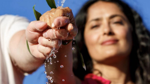 Salma Hayek va al spa y termina casándose