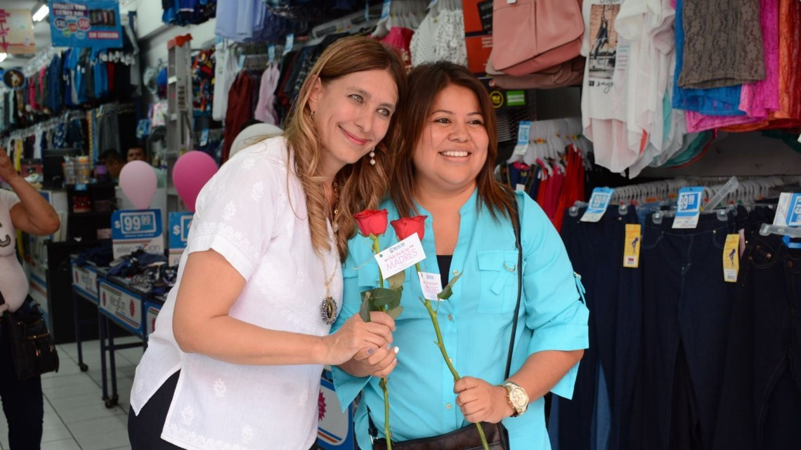 Alcaldesa felicita a las mamás y entrega obsequios