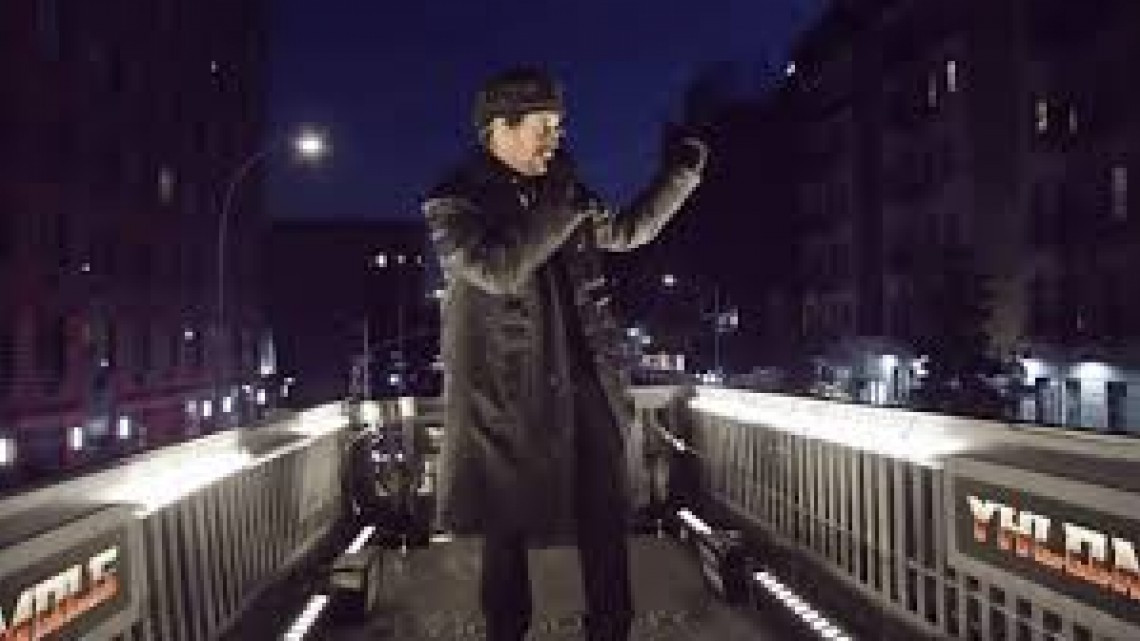 Sobre el techo de un camión y por las calles de NY, Bad Bunny ofrece concierto gratuito 