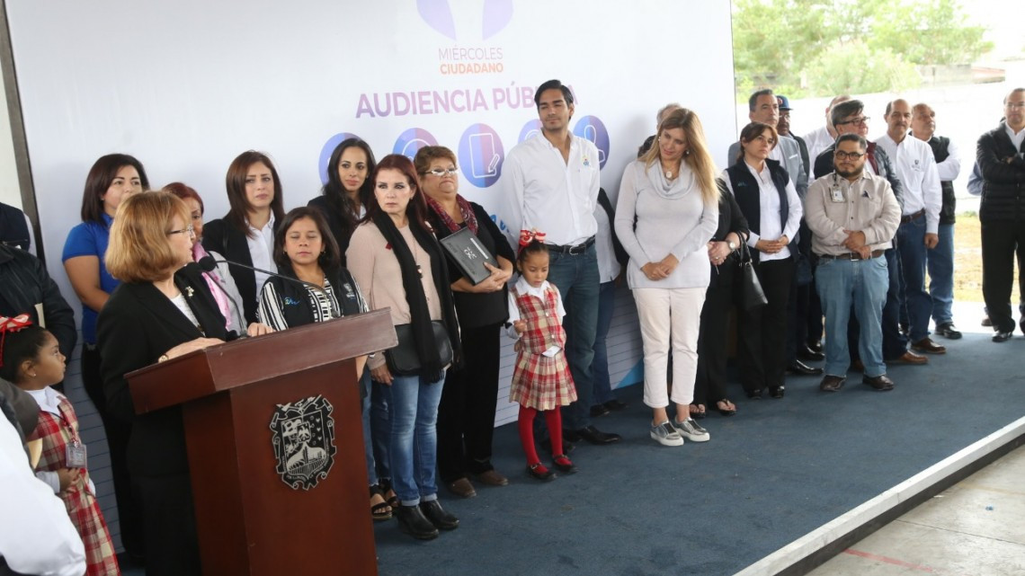 Dialoga Maki con habitantes de Las Delicias