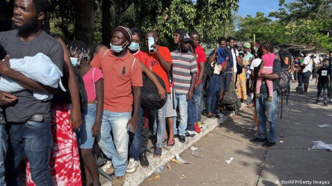 Demandan a gobernador de Florida por transportar a solicitantes de asilo desde Texas