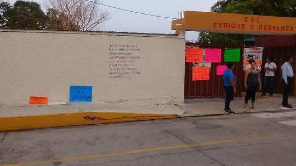 Padres de familia piden destitución de directora prepotente