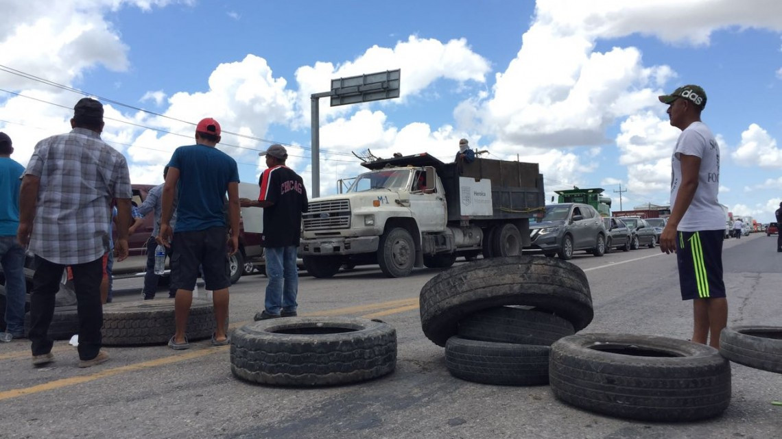 Bloquean pescadores carretera Matamoros-Victoria