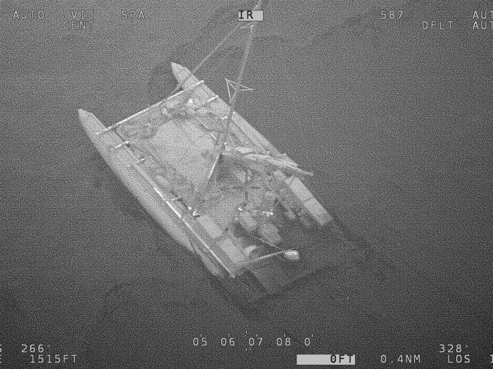 Rescatan a tres marineros que fueron atacados por tiburones en Australia