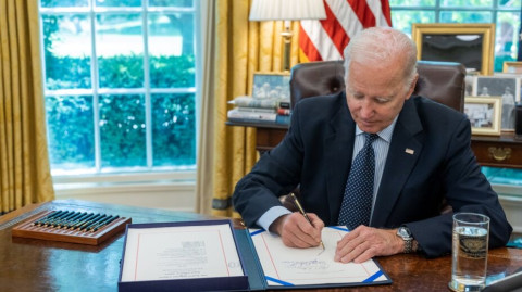 Joe Biden firma el acuerdo para aumentar el techo de deuda en EU