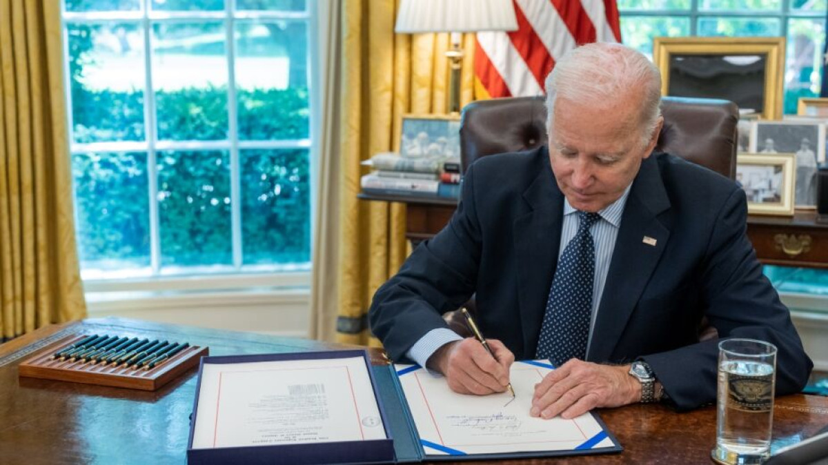 Joe Biden firma el acuerdo para aumentar el techo de deuda en EU