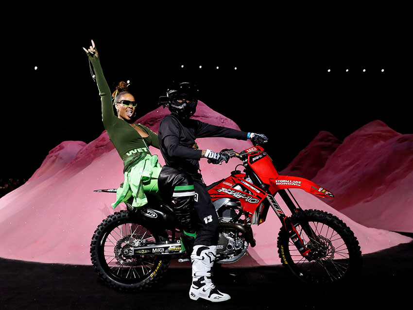 Rihanna llega en moto a la Semana de la Moda de Nueva York