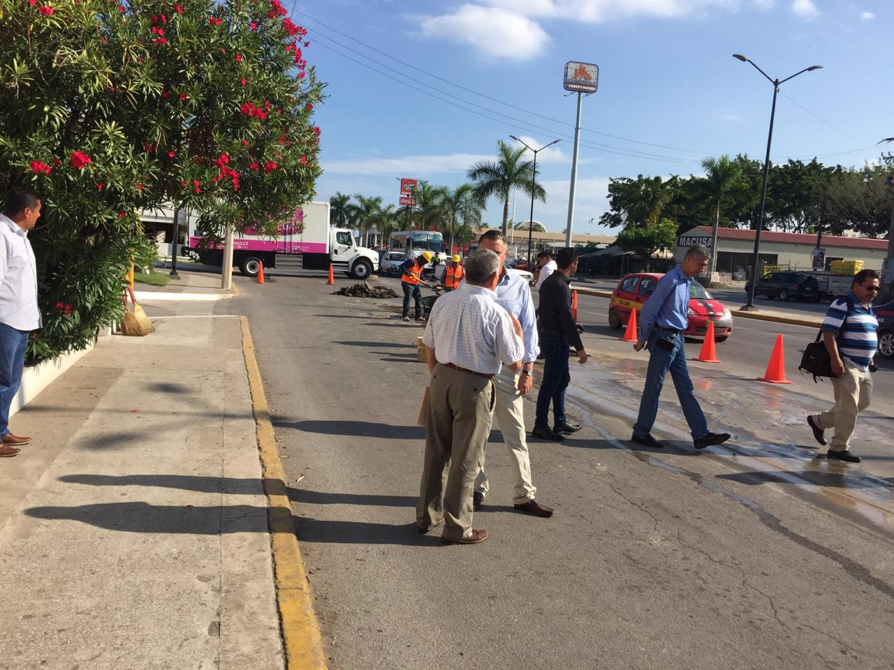 Supervisa alcalde trabajos de bacheo en avenida Hidalgo 