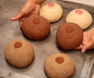 Panadería crea "conchichis" para concientizar sobre cáncer de mama 