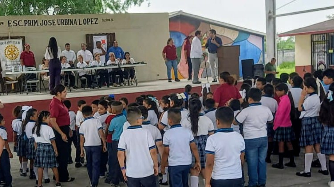 Entregan laptops a primaria donde estudió la ‘niña genio’ Paloma González