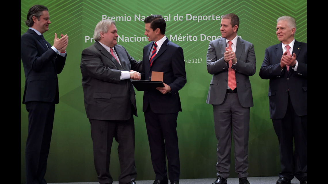 Entrega EPN reconocimiento Premio Nacional de Deportes 2016