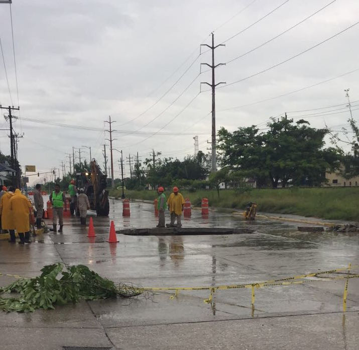 Se abre la tierra en Madero con un socavón