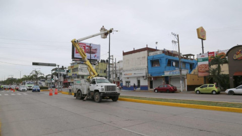 Rehabilitan en Madero alumbrado público