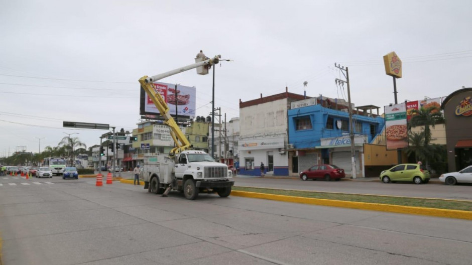 Rehabilitan en Madero alumbrado público