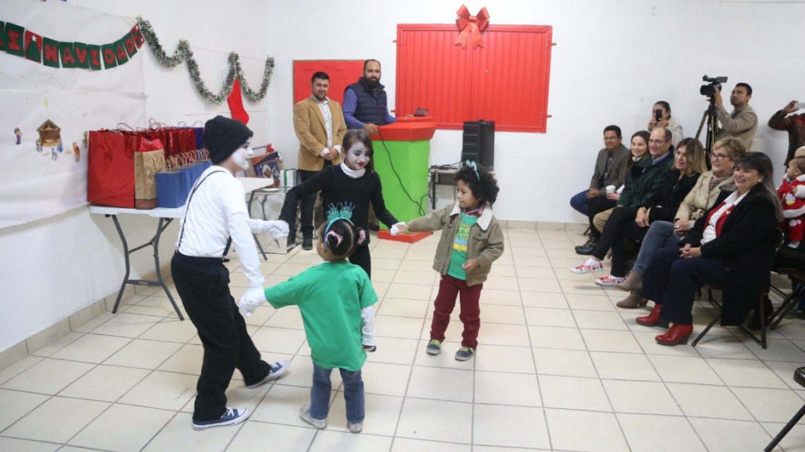 Convive Maki Ortiz con alumnos con discapacidad oral y auditiva