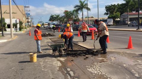 Supervisa alcalde trabajos de bacheo en avenida Hidalgo 