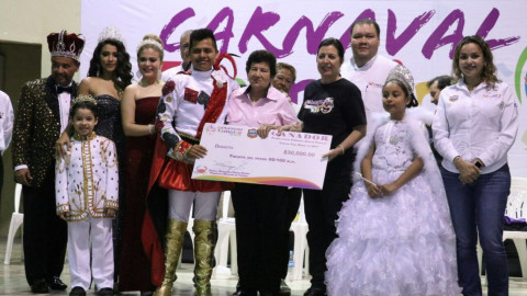 Alcaldesa premia a la comparsa de Notigape "Dinastía"