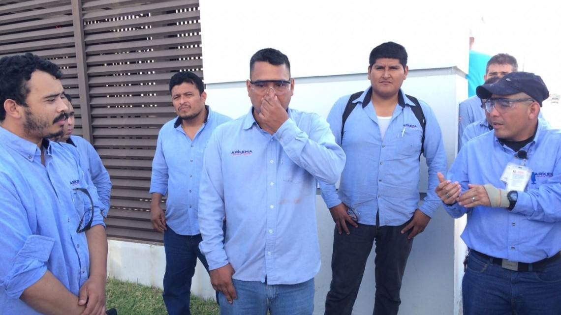 Obreros paran labores en Arkema