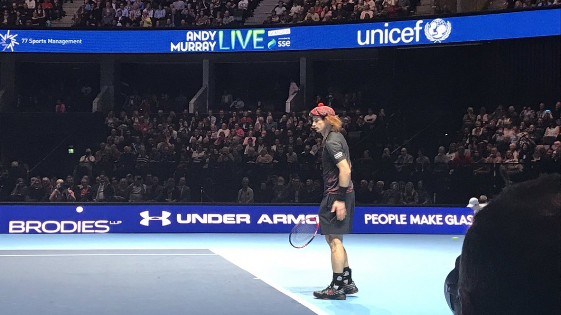 Federer jugó con una falda escocesa