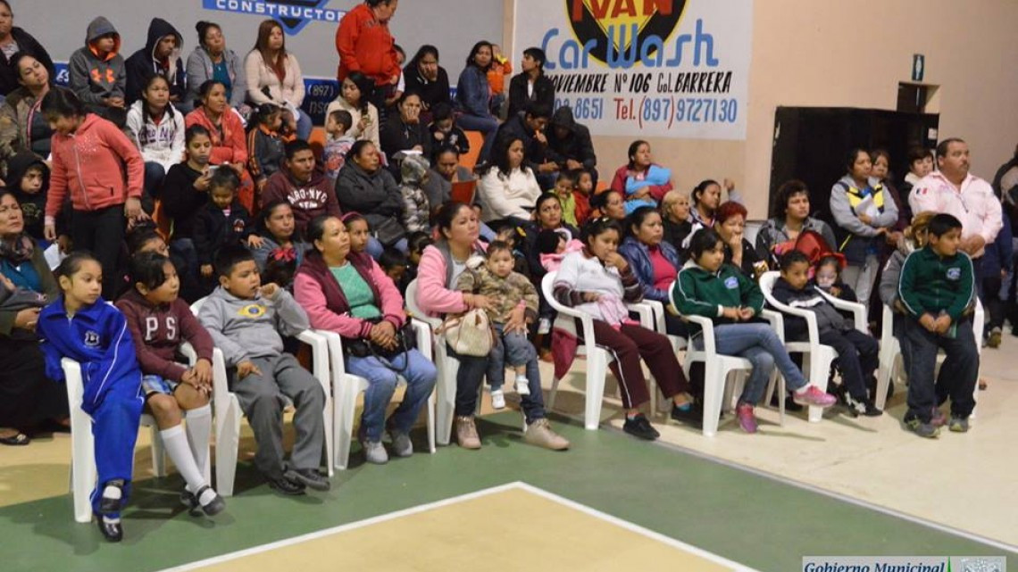 Alcaldesa de Miguel Alemán entrega becas “Cuenta Conmigo”