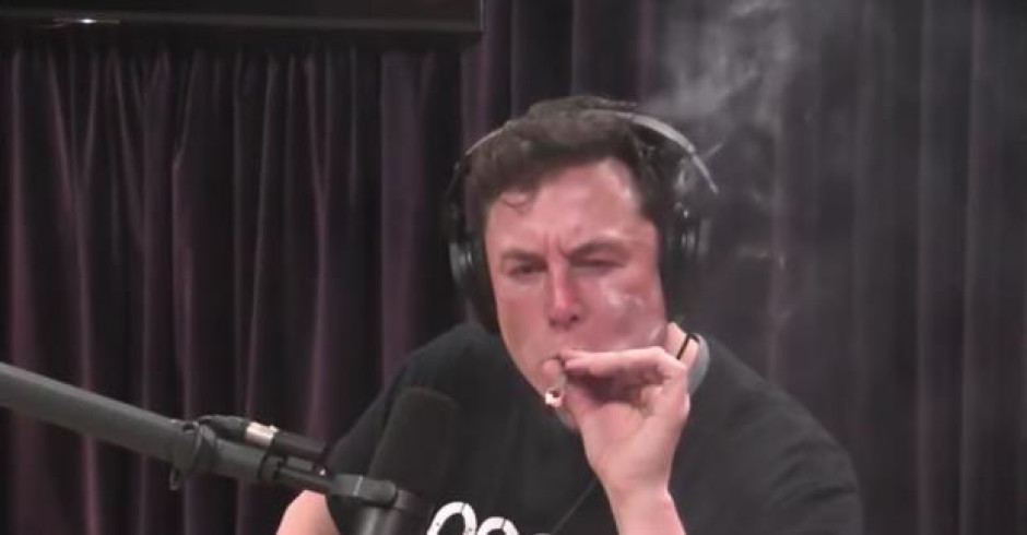 Elon Musk se fuma un 'porro' de marihuana en plena entrevista