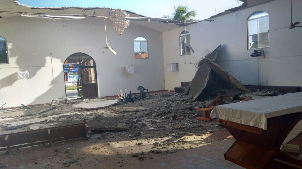 Se cae a pedazos techo de Iglesia en Madero