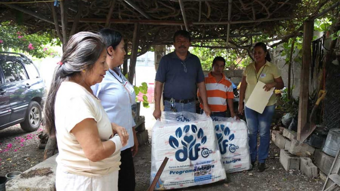 Apoya DIF a familias vulnerables con familiares discapacitados