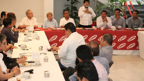 Presenta Ayuntamiento de Tampico programa de Obra 2017 a integrantes de la CMIC