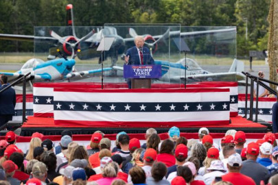 Trump aparece detrás de cristal antibalas en su primer evento al aire libre desde atentado