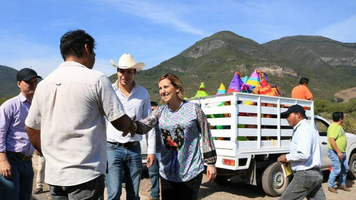 Entregan juguetes en el ejido El Huizachal