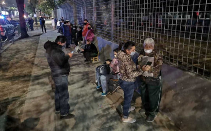 Hacen filas de 12 horas para recibir vacuna Sputnik V en Palacio de los Deportes