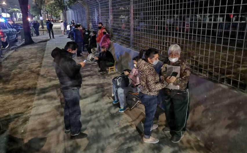Hacen filas de 12 horas para recibir vacuna Sputnik V en Palacio de los Deportes