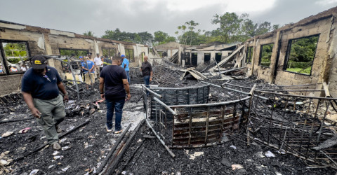 Alumna sospechosa de incendio en colegio en Guyana tras quitarle su celular 