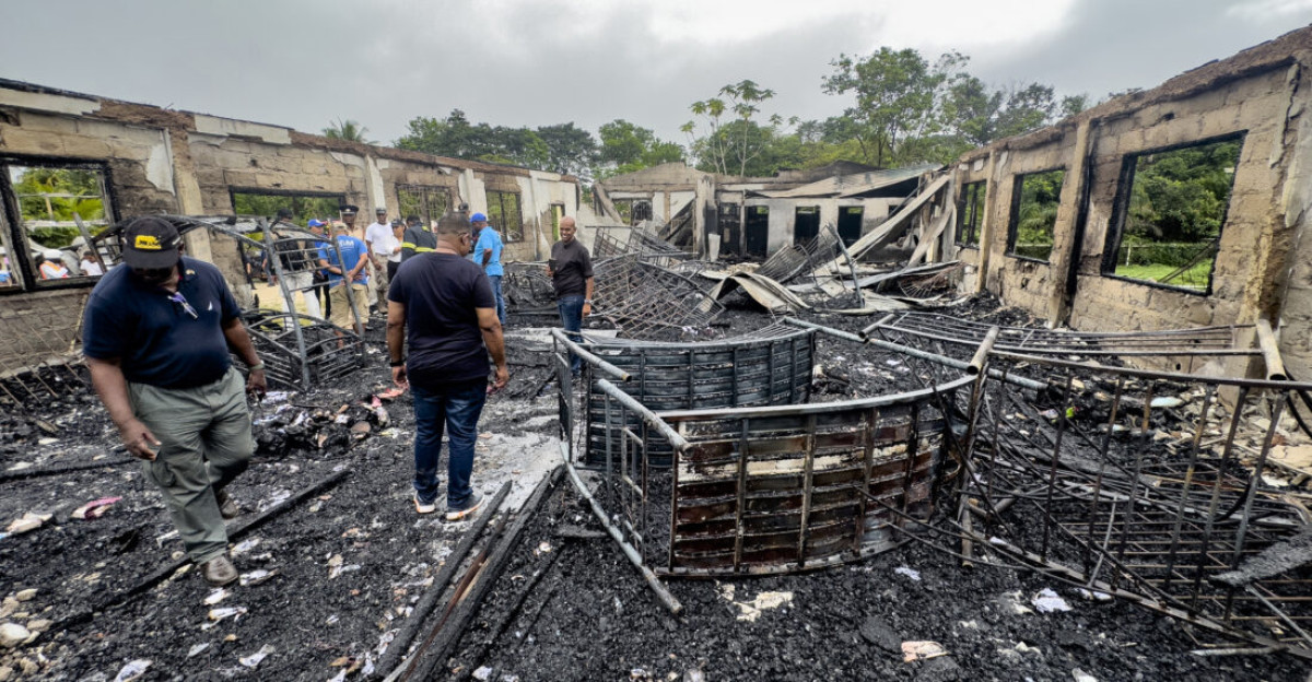 Alumna sospechosa de incendio en colegio en Guyana tras quitarle su celular 