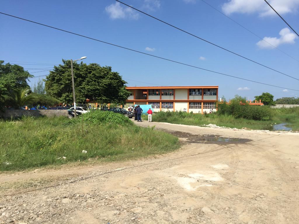 Piden limpieza de un acceso a una escuela secundaria