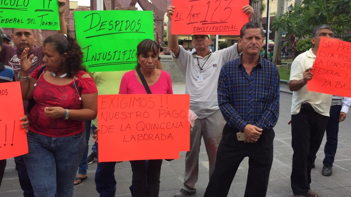 Ex empleados del Ayuntamiento encaran a Gobernador. 