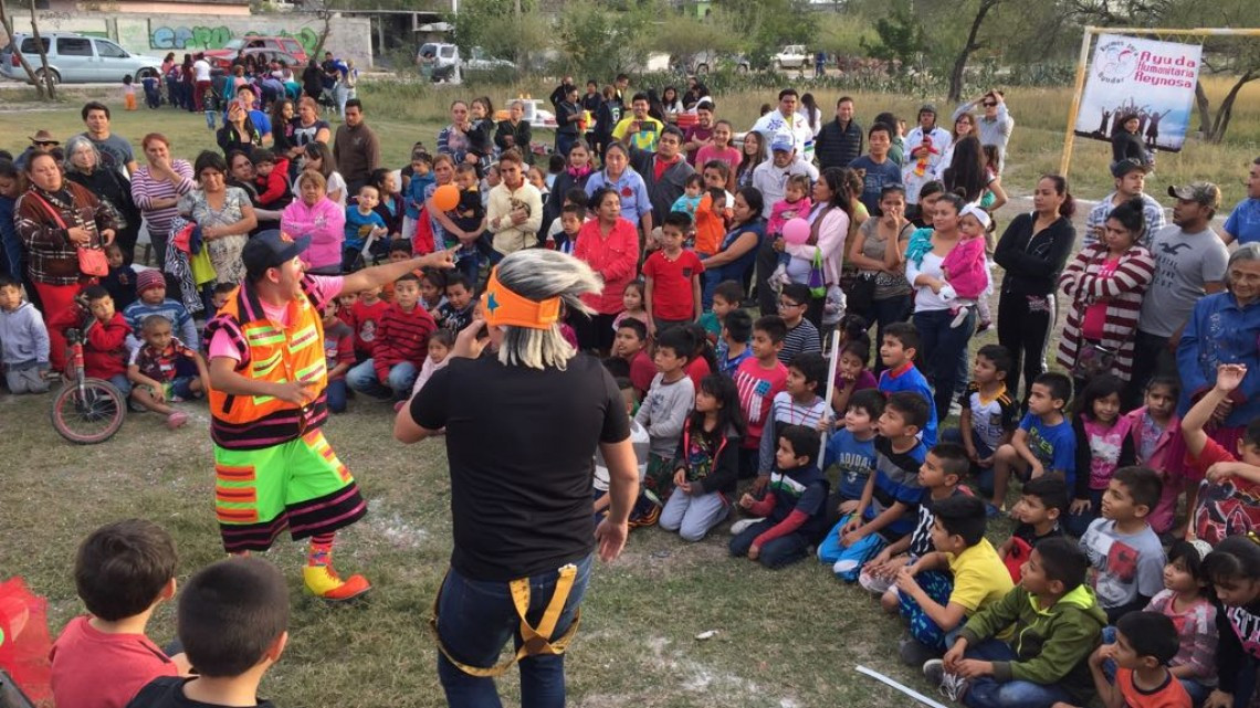 Entregan 600 juguetes y roscas